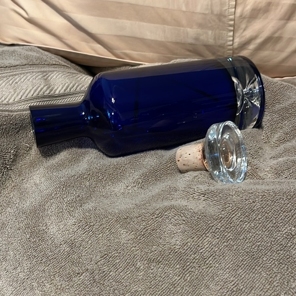 Beautiful Ultimat Vodka decanter cobalt blue with clear stopper and base empty - Picture 7 of 7